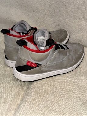 Jordan Men’s size 9 Mid-Top basketball Sneakers - fair condition